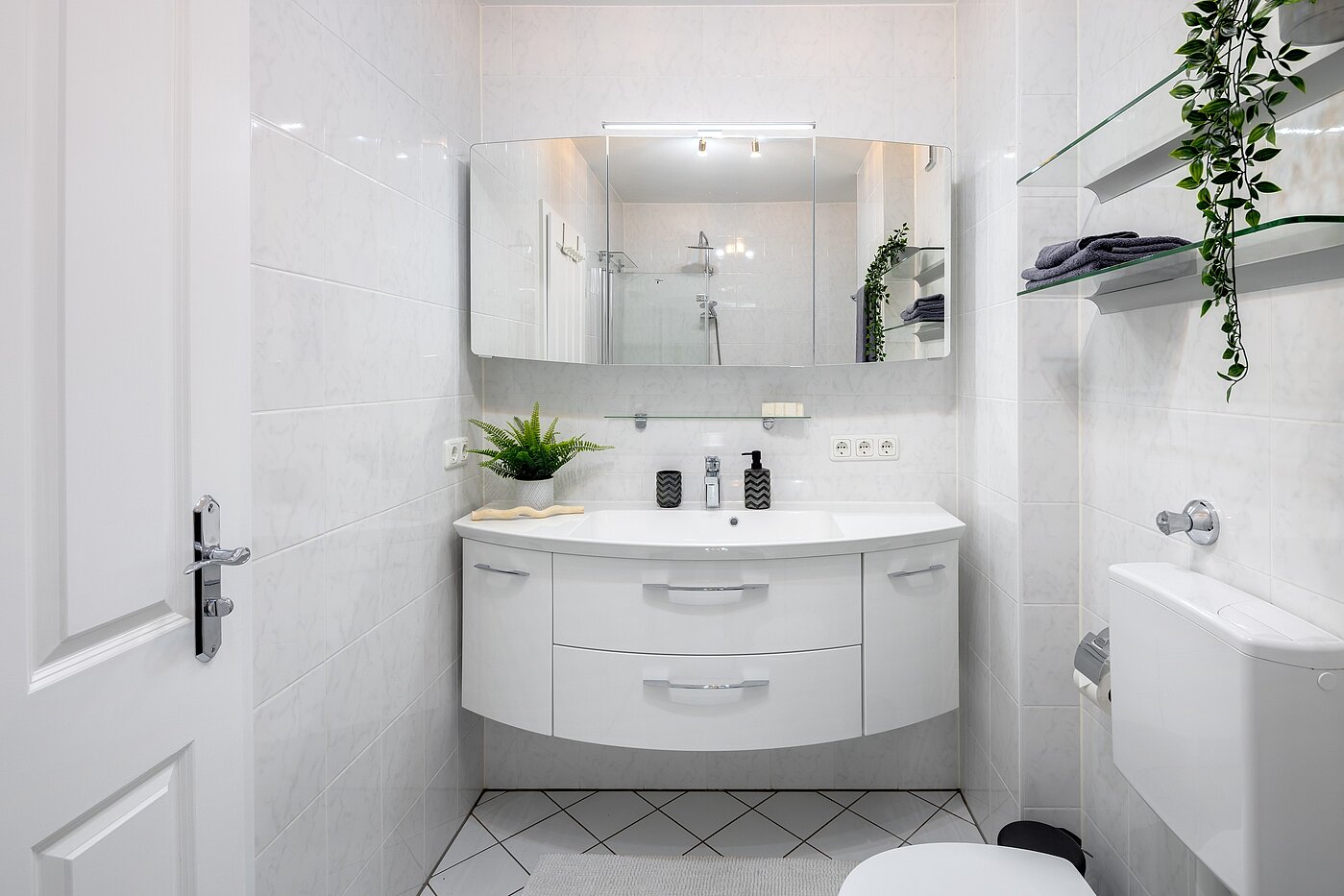 Apartamento de 3 habitaciones | München-Obergiesing | 70028 | ...neuem Waschtisch, Badewanne...