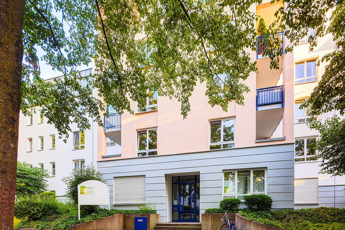 Apartamento de 3 habitaciones | München-Oberföhring | 70246 | Ansicht von der Straße aus