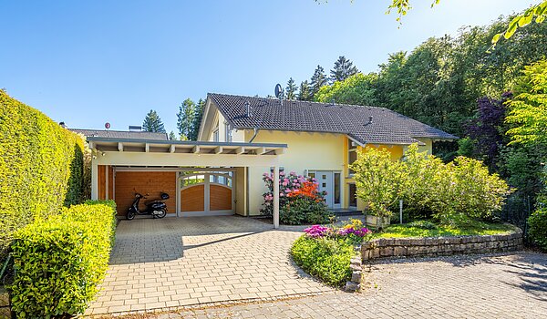 Casa unifamiliar  de 5 habitaciones | Icking | 70438 | Hausansicht mit Carport