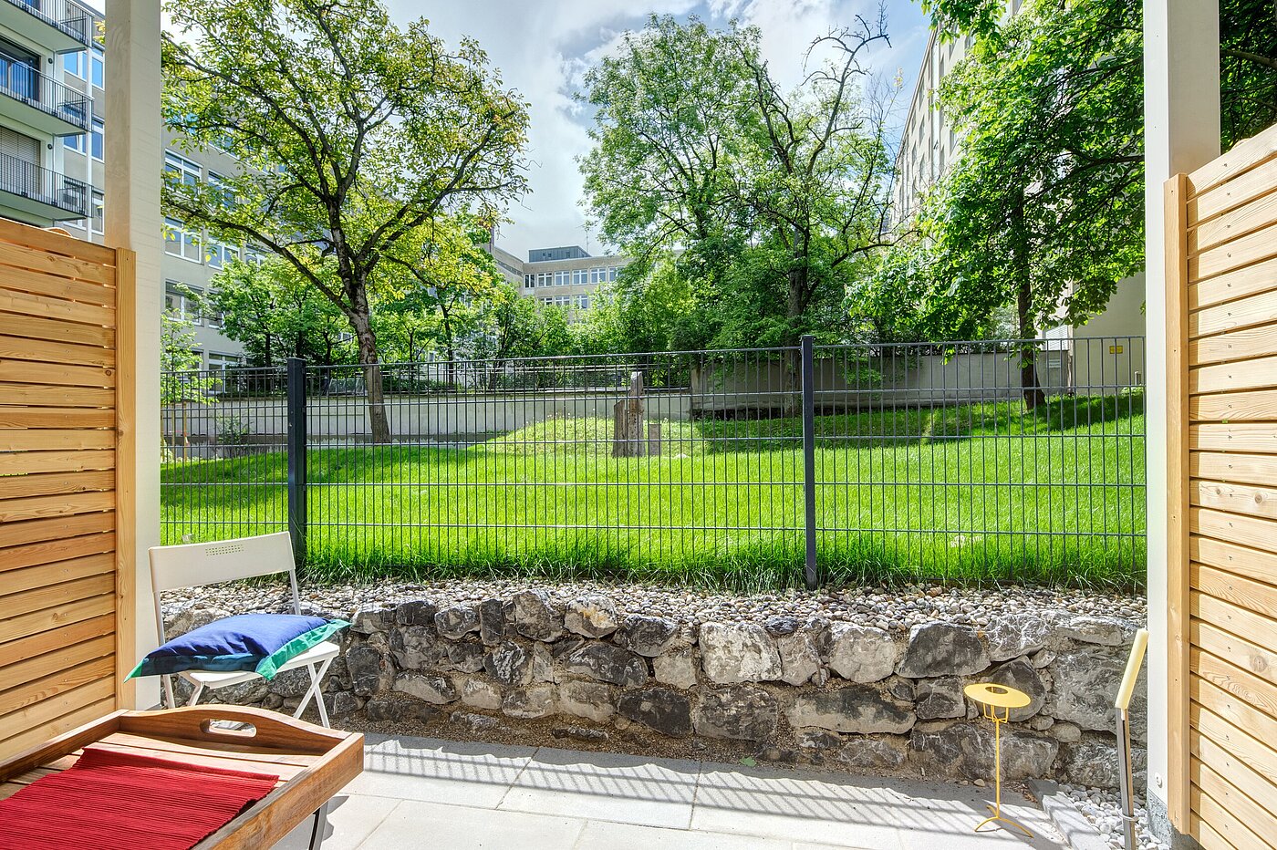 Piso en planta baja de 1 habitación | München-Bogenhausen | 2301ML3 | Terrasse mit Ausblick im Sommer