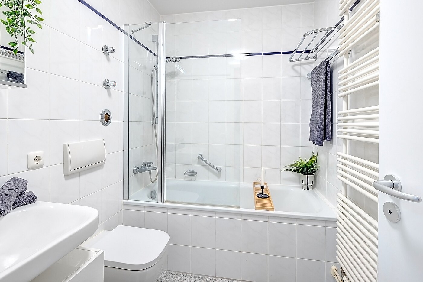 Apartamento de 2 habitaciones | München-Maxvorstadt | 70001 | Weißes Wannenbad