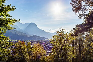 Garmisch-Partenkirchen: apartamento urbano de 2,5 habitaciones con logia y vistas a la montaña