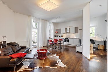 Maxvorstadt: piso de 2 habitaciones con el esplendor de principios de siglo