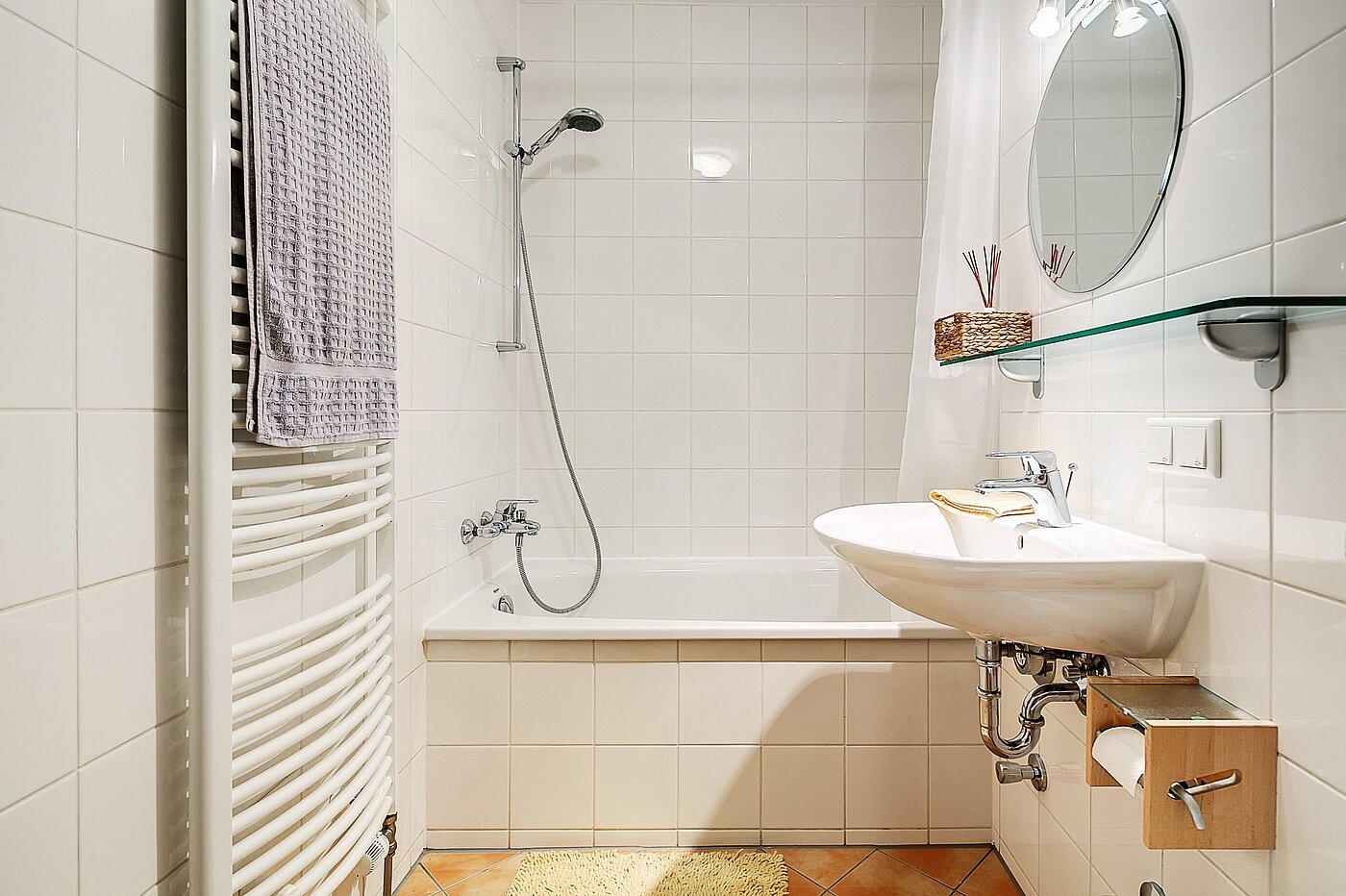 Piso en planta baja de 1.5 habitaciones | München-Ramersdorf | 2004ML6 | Badezimmer mit Wanne ...