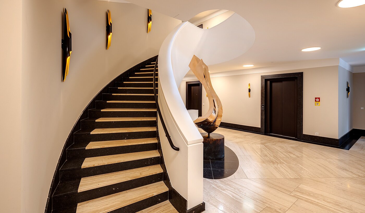 Apartamento de 3 habitaciones | 70046 | Geschwungene Natursteintreppe