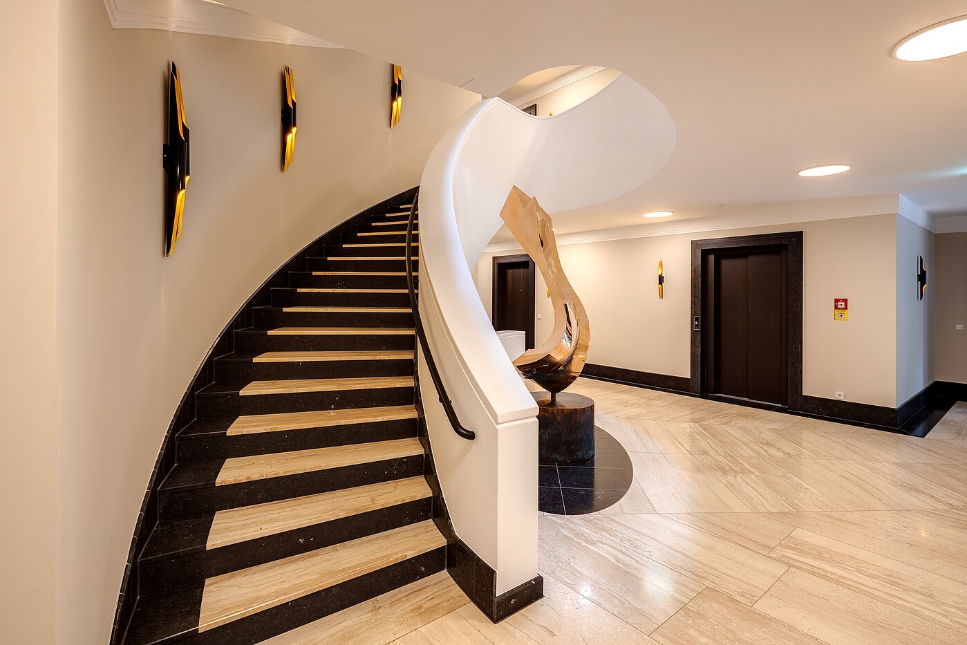 Apartamento de 3 habitaciones | 70046 | Geschwungene Natursteintreppe