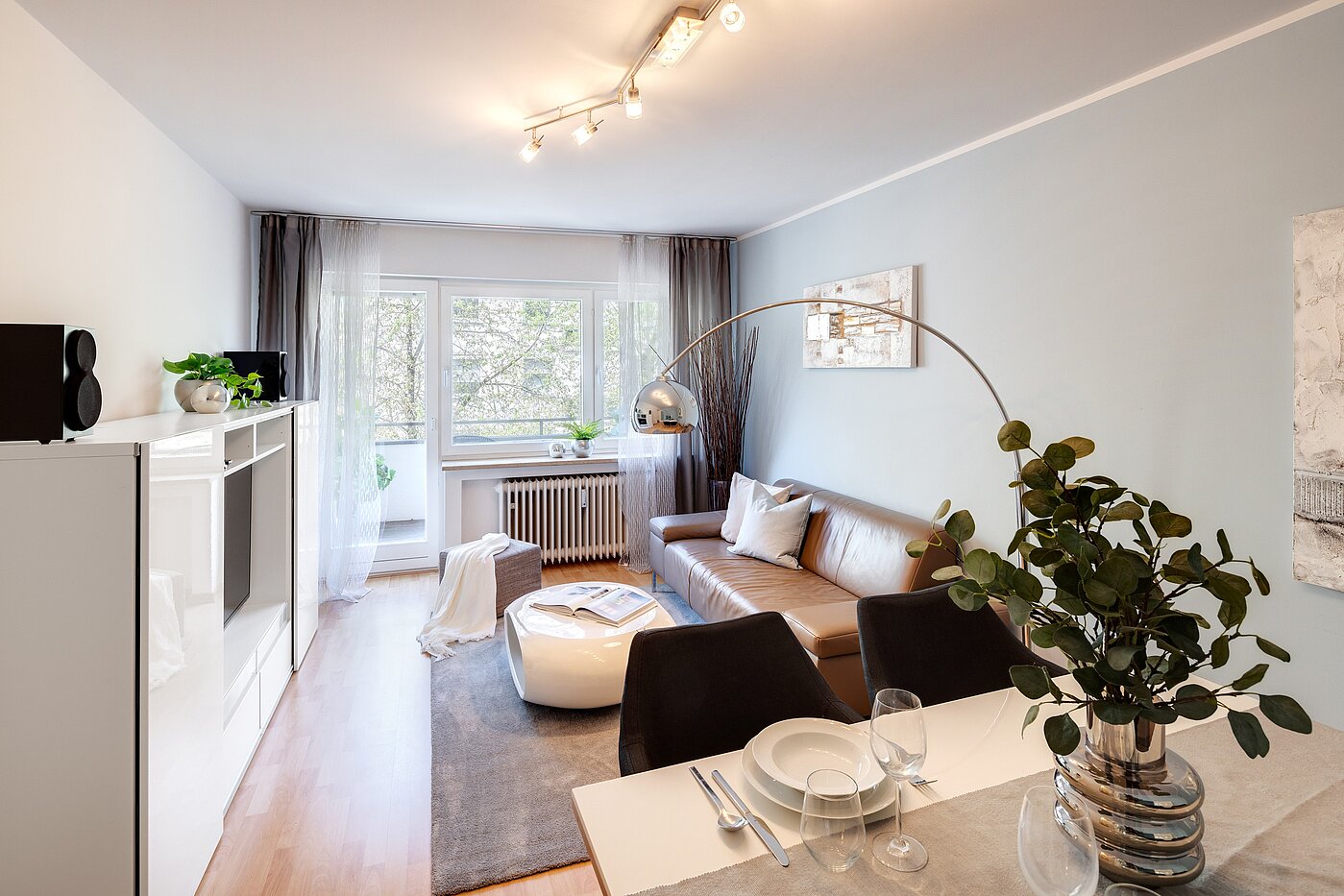Apartamento de 2 habitaciones | München-Schwabing | 70013 | Wohnzimmer mit Zugang zum Balkon...