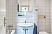 Apartamento de 2 habitaciones | München-Sendling-Westpark | 2010ML9 | Weiß gefliestes Badezimmer... | Thumbnail