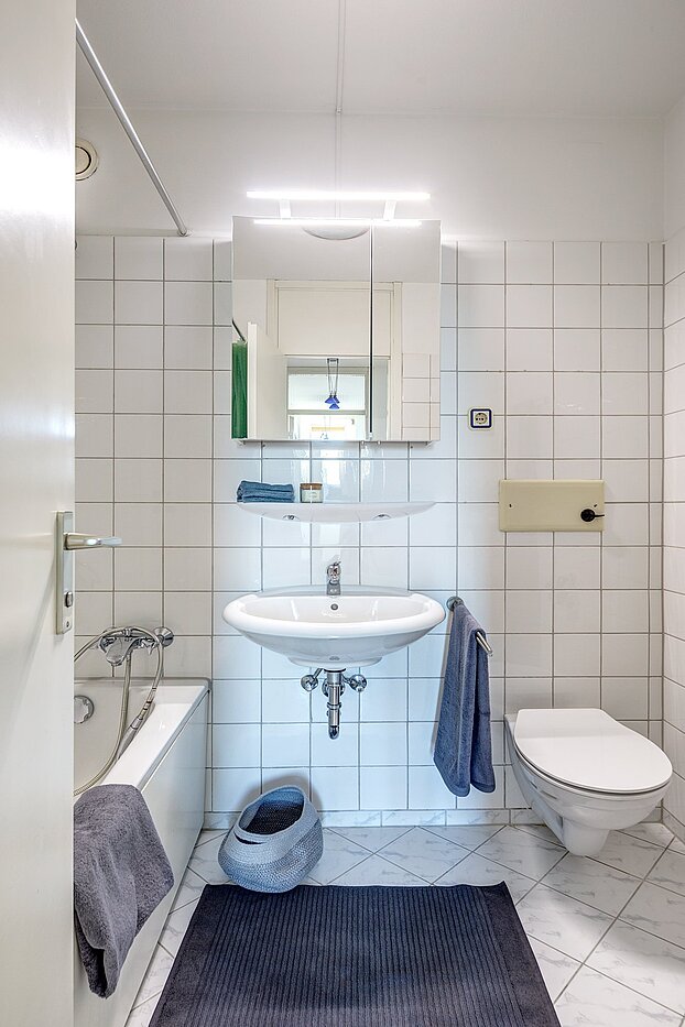 Apartamento de 2 habitaciones | München-Sendling-Westpark | 2010ML9 | Weiß gefliestes Badezimmer...