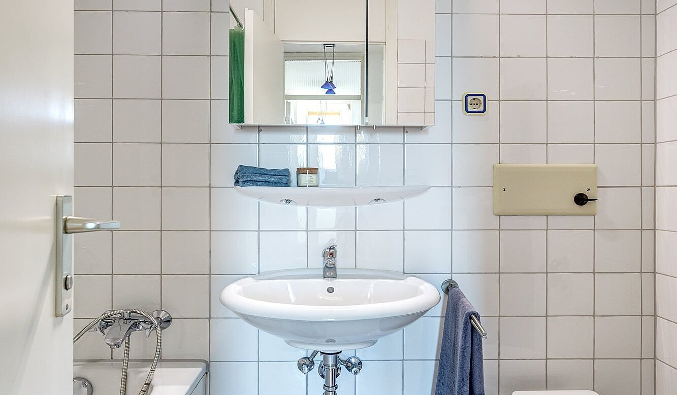 Apartamento de 2 habitaciones | München-Sendling-Westpark | 2010ML9 | Weiß gefliestes Badezimmer...