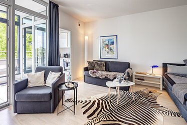 Bogenhausen: Piso elegante con terraza acristalada y balcón