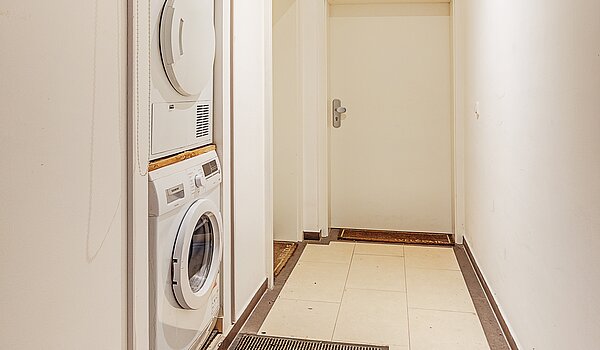 Piso en planta baja de 4 habitaciones | München-Neuhausen | 70471 | Gemeinschaftsflur Blickrichtung Eingang