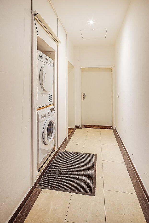 Piso en planta baja de 4 habitaciones | München-Neuhausen | 70471 | Gemeinschaftsflur Blickrichtung Eingang