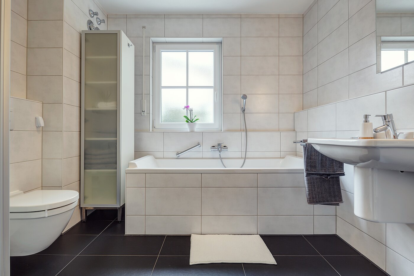 Apartamento de 4 habitaciones | München-Forstenried | 2209ML6 | Helles Bad mit Wanne...