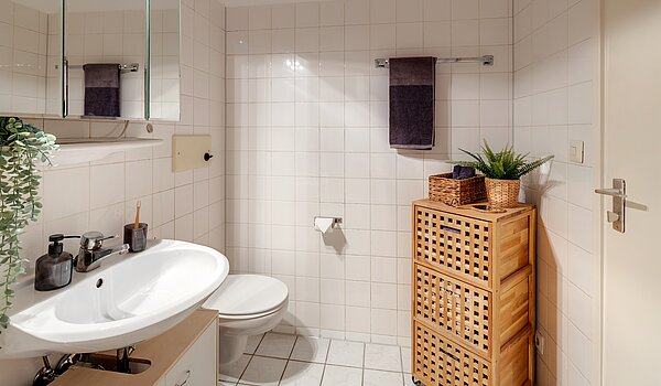 Apartamento de 2 habitaciones | München-Sendling-Westpark | 2204ML2 | Weiß gefliestes Bad...