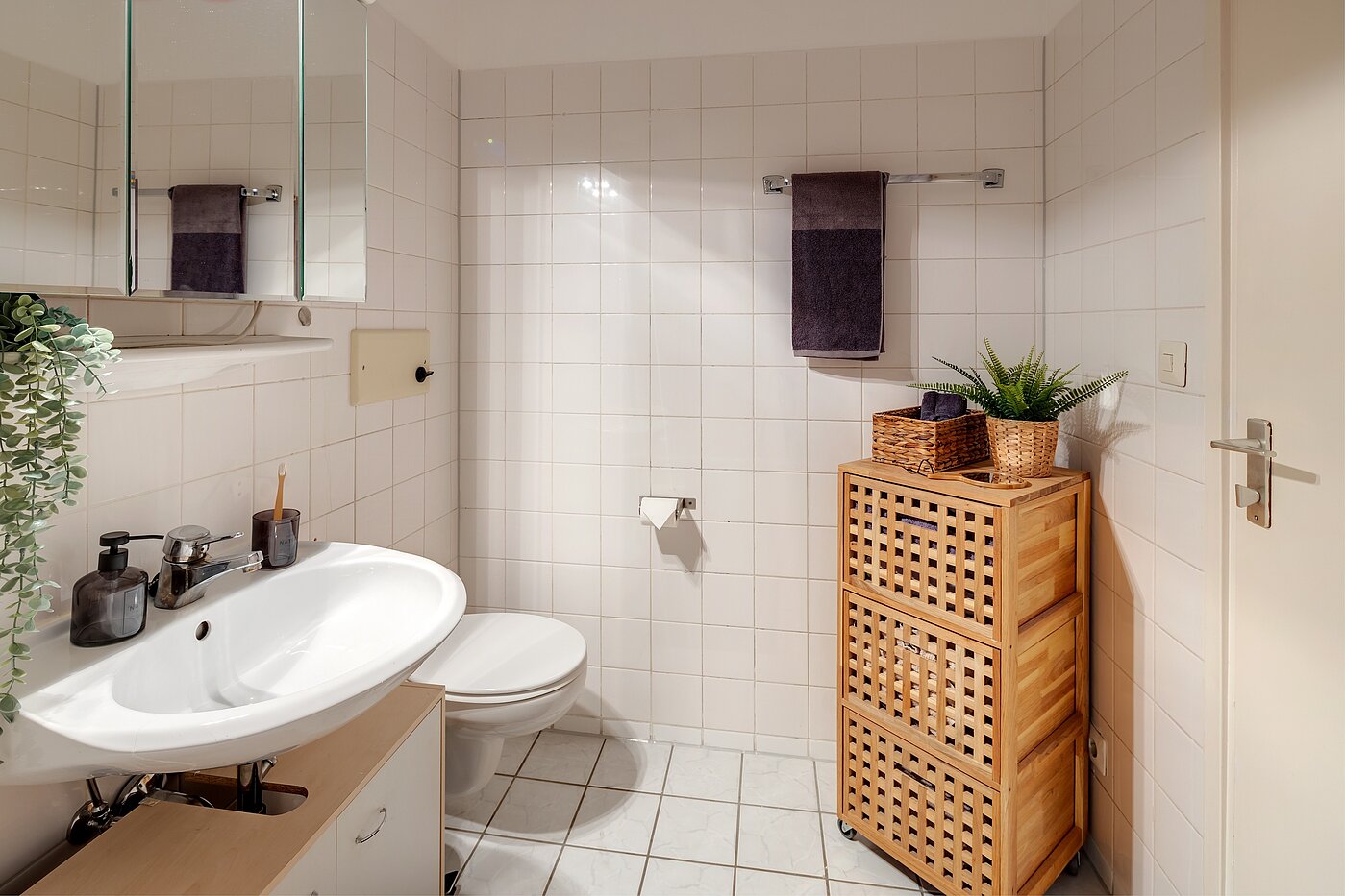 Apartamento de 2 habitaciones | München-Sendling-Westpark | 2204ML2 | Weiß gefliestes Bad...