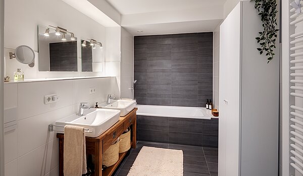 Apartamento de 3 habitaciones | München-Ludwigsvorstadt | 70488 | Masterbad mit Wanne