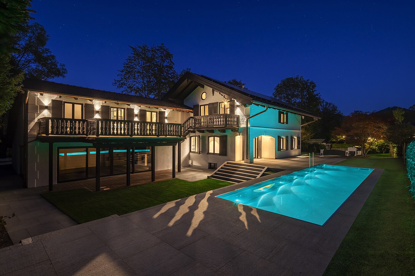 Propiedad especial de 15 habitaciones | Bad Wiessee | 701591 | Landhaus mit Außenpool bei Dämmerung
