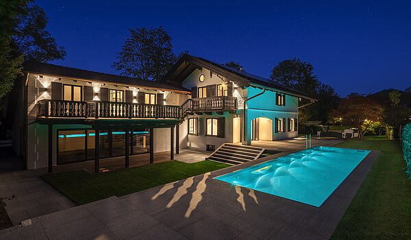 Propiedad especial de 15 habitaciones | Bad Wiessee | 701591 | Landhaus mit Außenpool bei Dämmerung