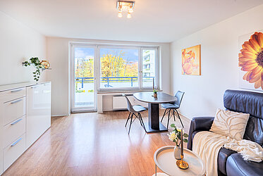 Neuperlach: Se traspasa - Atractivo piso de 2 habitaciones con balcón y plaza de aparcamiento - disponible