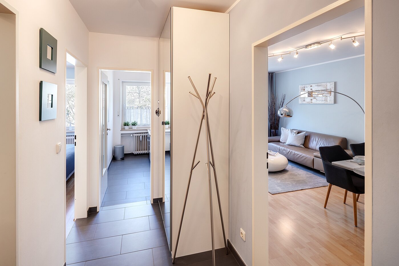 Apartamento de 2 habitaciones | München-Schwabing | 70013 | ...und Richtung Wohnzimmer, Schlafzimmer und Küche