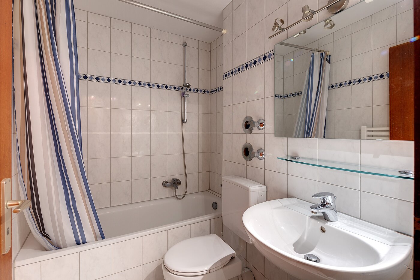 Apartamento de 1 habitación | Ottobrunn | 2301ML1 | Gepflegtes Wannenbad deckenhoch gefliest