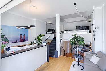 Maxvorstadt: elegante local comercial con escaparate, dos niveles y terraza