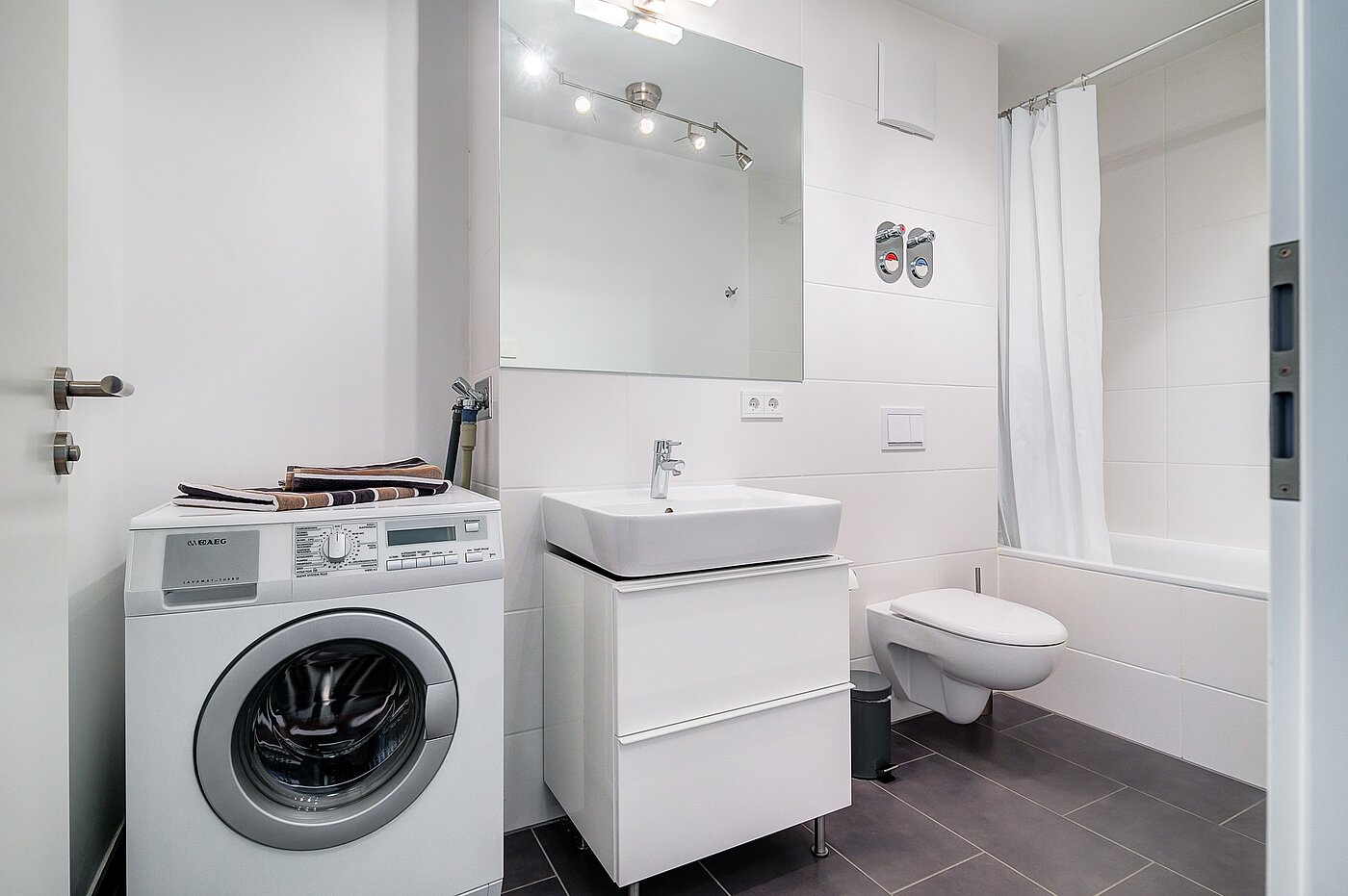 Apartamento de 3 habitaciones | München-Moosach | 70164 | Badezimmer mit Waschmaschinenanschluss..
