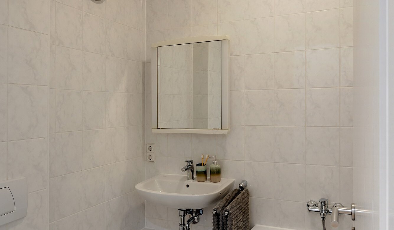 Apartamento de 1 habitación | München-Maxvorstadt | 2206ML5 | Edles, weiß gefliestes Bad...