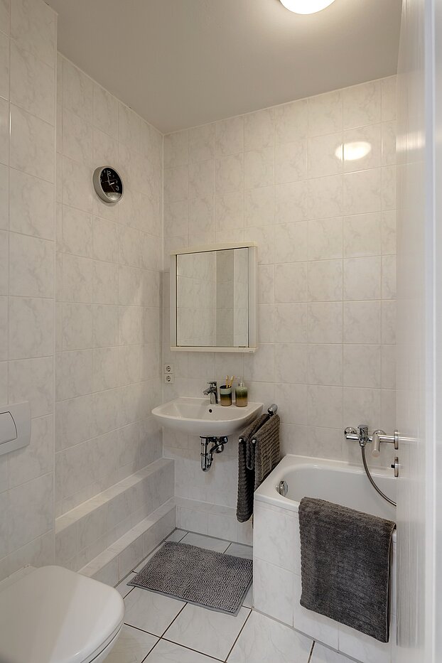 Apartamento de 1 habitación | München-Maxvorstadt | 2206ML5 | Edles, weiß gefliestes Bad...