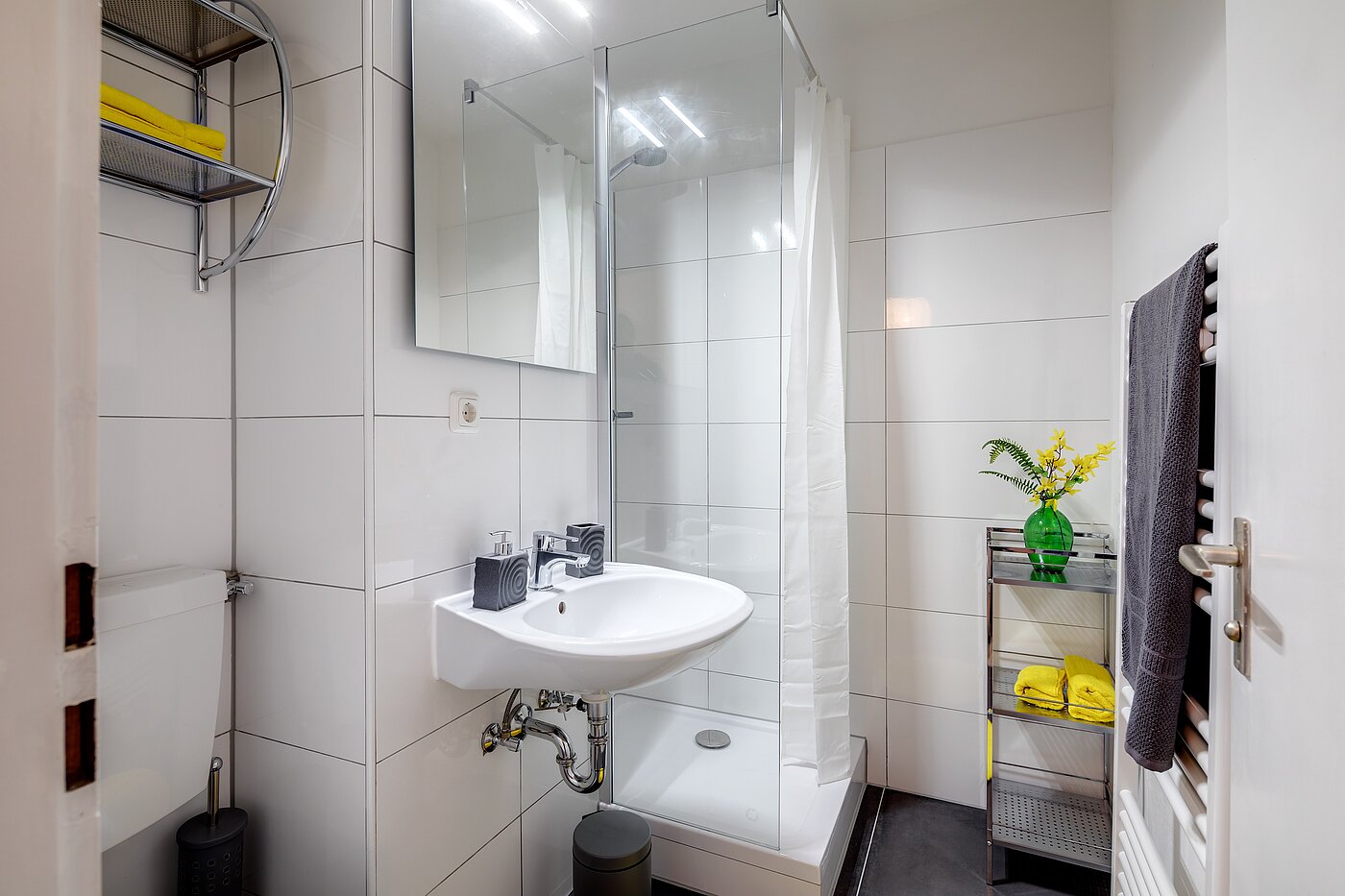 Apartamento de 1 habitación | München-Neuhausen | 2301ML8 | Weiß gefliestes Bad mit Dusche...