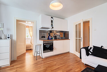 Maxvorstadt: Apartamento de 2 habitaciones con valor estable en una ubicación privilegiada, disponible a partir del verano.