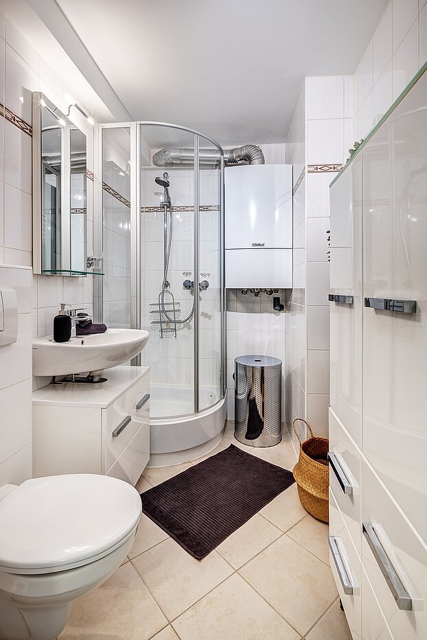 Piso ático de 2 habitaciones | München-Au | 2209ML3 | Hell gefliestes Bad mit Dusche