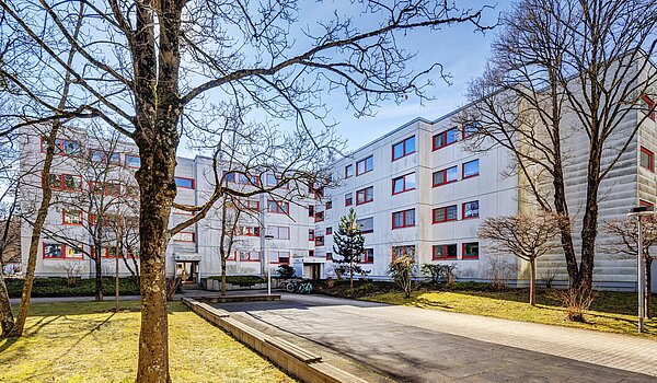 Apartamento de 2.5 habitaciones | München-Hadern | 70393 | Außenansicht Richtung Eingang