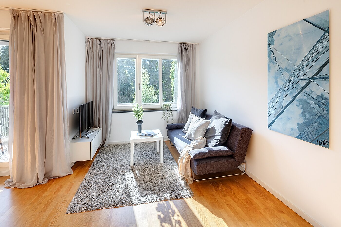 Apartamento de 2 habitaciones | München-Schwabing | 70278 | Couch und Fernseher