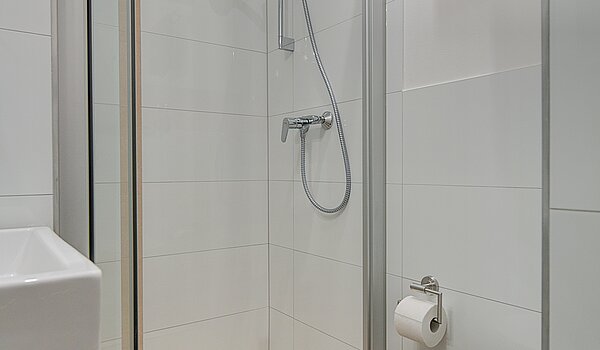 Piso en planta baja de 4 habitaciones | München-Neuhausen | 70471 | Weiß gefliestes Badezimmer...