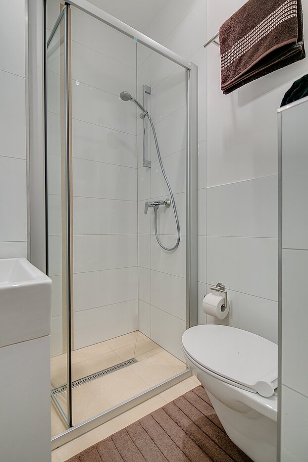 Piso en planta baja de 4 habitaciones | München-Neuhausen | 70471 | Weiß gefliestes Badezimmer...