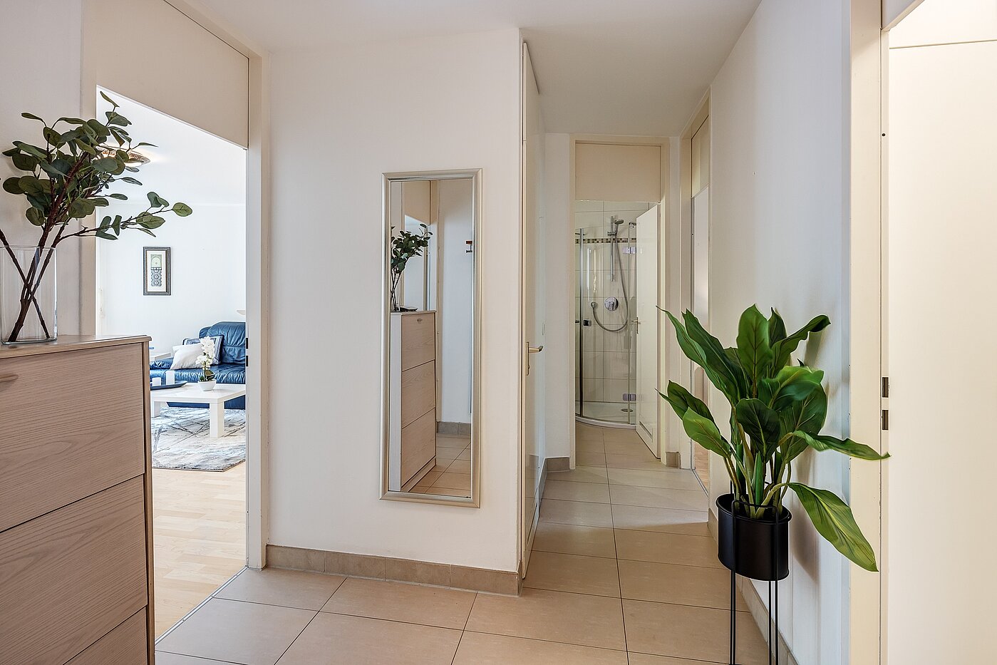 Apartamento de 2.5 habitaciones | München-Nymphenburg | 2204ML61 | ...mit Blickrichtung WC, Bad und Schlafzimmer