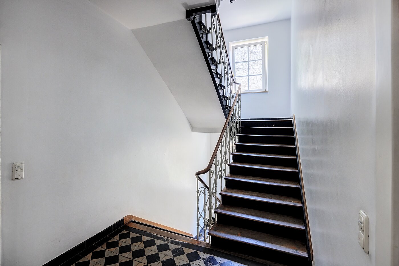 Apartamento de 1.5 habitaciones | München-Neuhausen | 70473 | Stilvolles Treppenhaus