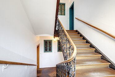 Edificio de época catalogado en Haidhausen: apartamento de 2,5 habitaciones con necesidad de renovación