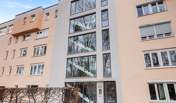 Apartamento de 2 habitaciones | München-Bogenhausen | 70396 | Außenansicht von der Eingangsseite