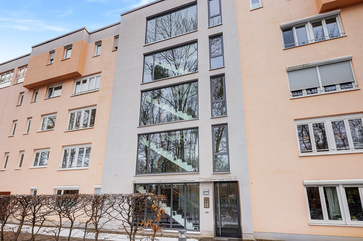 Apartamento de 2 habitaciones | München-Bogenhausen | 70396 | Außenansicht von der Eingangsseite