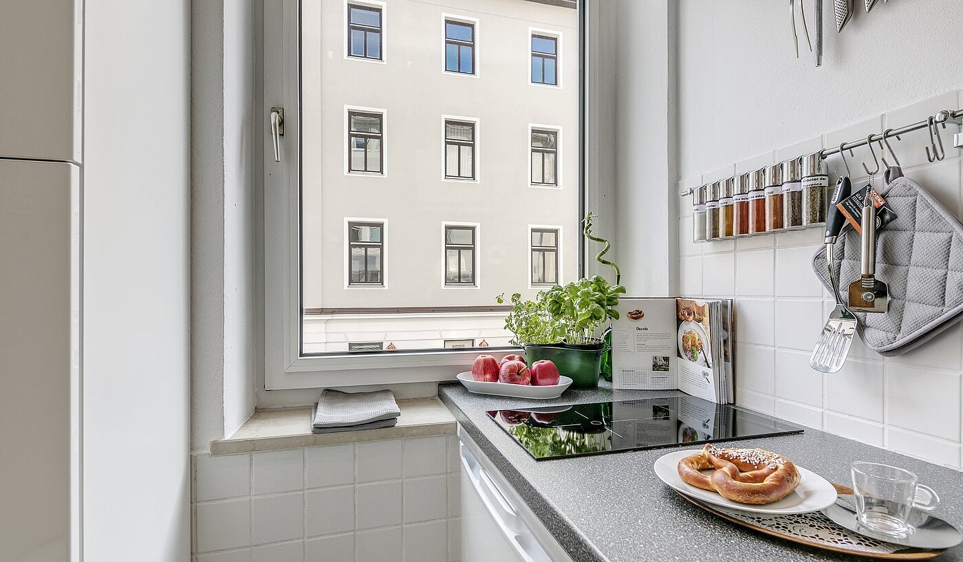 Apartamento de 1 habitación | München-Maxvorstadt | 2106ML3 | ...Einbauküche und Fenster