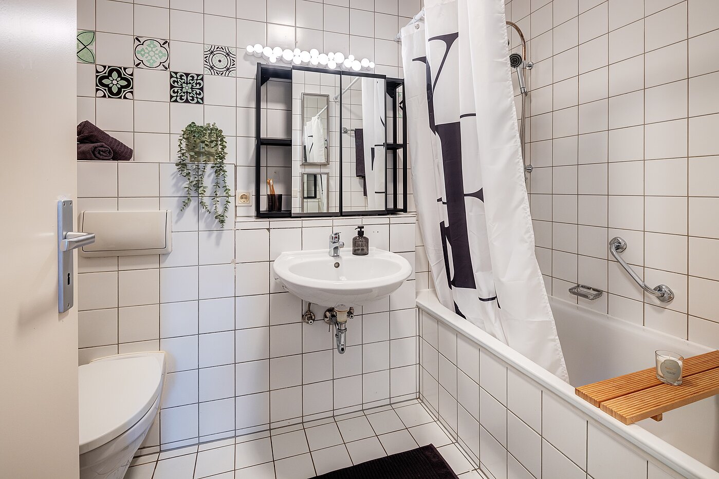 Apartamento de 3 habitaciones | München-Bogenhausen | 70085 | Weiß gefliestes Bad...