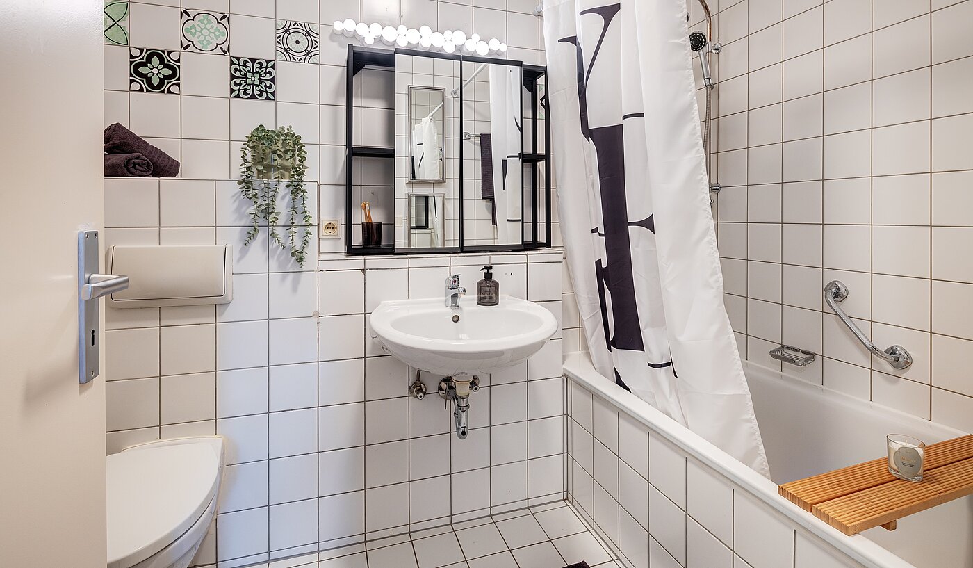 Apartamento de 3 habitaciones | München-Bogenhausen | 70085 | Weiß gefliestes Bad...