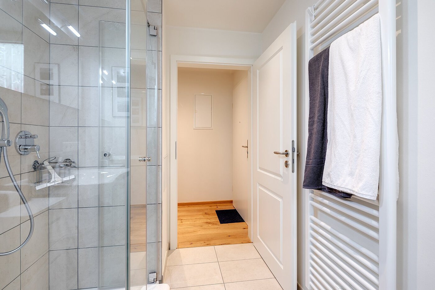 Apartamento de 2 habitaciones | München-Maxvorstadt | 2107ML5 | Dusche und Handtuchheizkörper
