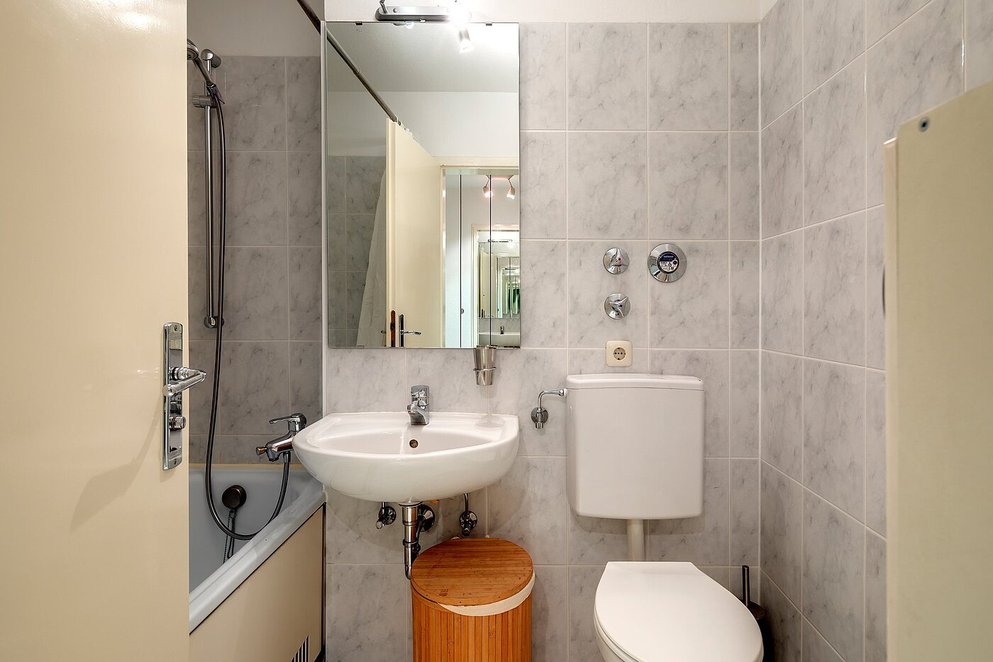Piso en planta baja de 1 habitación | München-Neuhausen | 1911ML9 | Bad mit Wanne