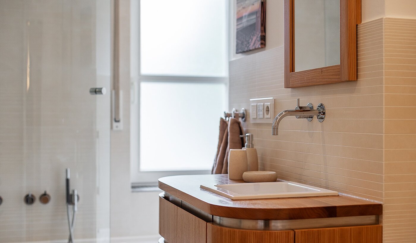 Apartamento de 3 habitaciones | München-Harlaching | 2108ML3 | ...Badewanne und Fenster