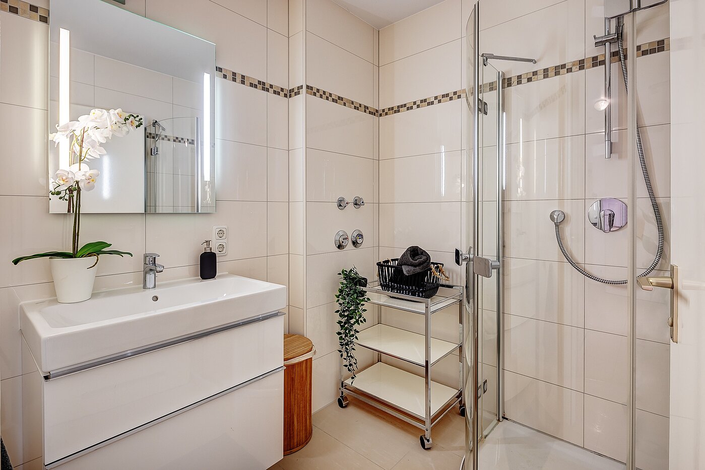 Apartamento de 2.5 habitaciones | München-Nymphenburg | 2204ML61 | Hell gefliestes Bad...