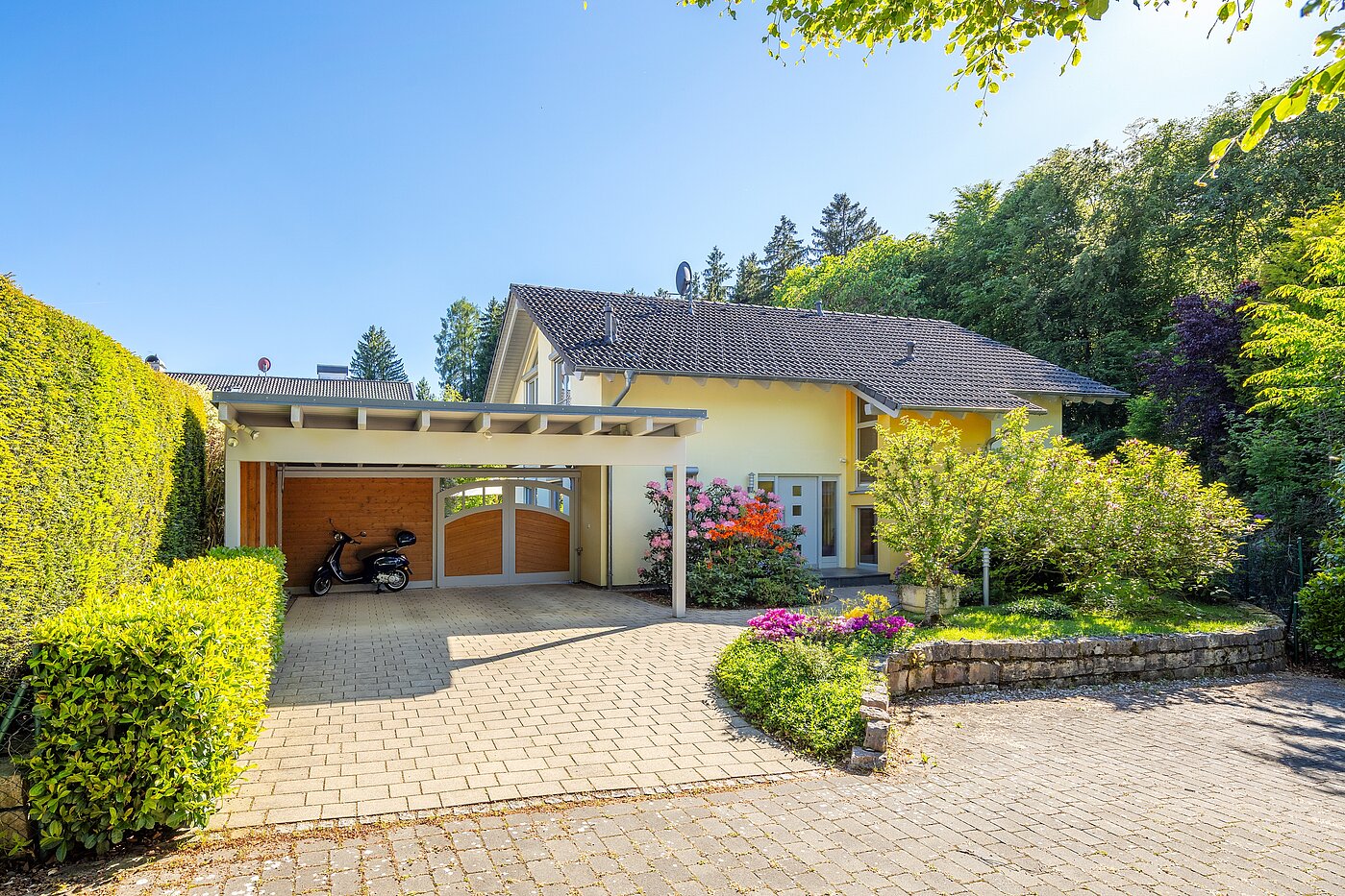 Casa unifamiliar  de 5 habitaciones | Icking | 70438 | Hausansicht mit Carport